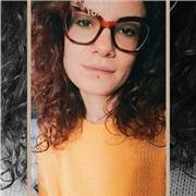 Studentessa di psicologia impartisce lezioni di italiano per stranieri